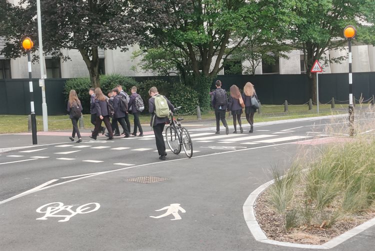 Students crossing Serpentine Road